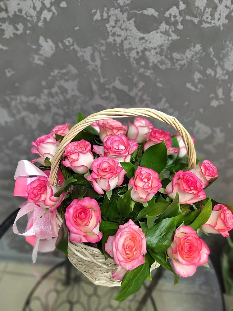 Цветочная композиция из Розы в корзине в Кизляре Республики Дагестан