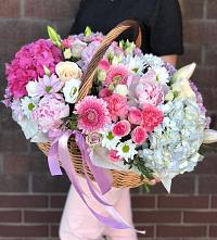 Цветочная композиция из Розы, Хризантемы, Пионы и Лизиантусы в корзине в Кизляре Республики Дагестан