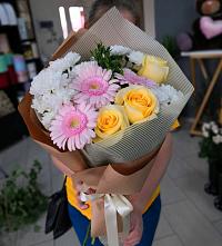 Букет цветов из:  Герберы, Розы и Хризантемы в Кизляре Республики Дагестан
