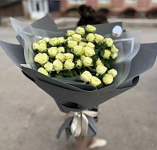 Букет Белые кустовые розы Солинеро в Кизляре Республики Дагестан