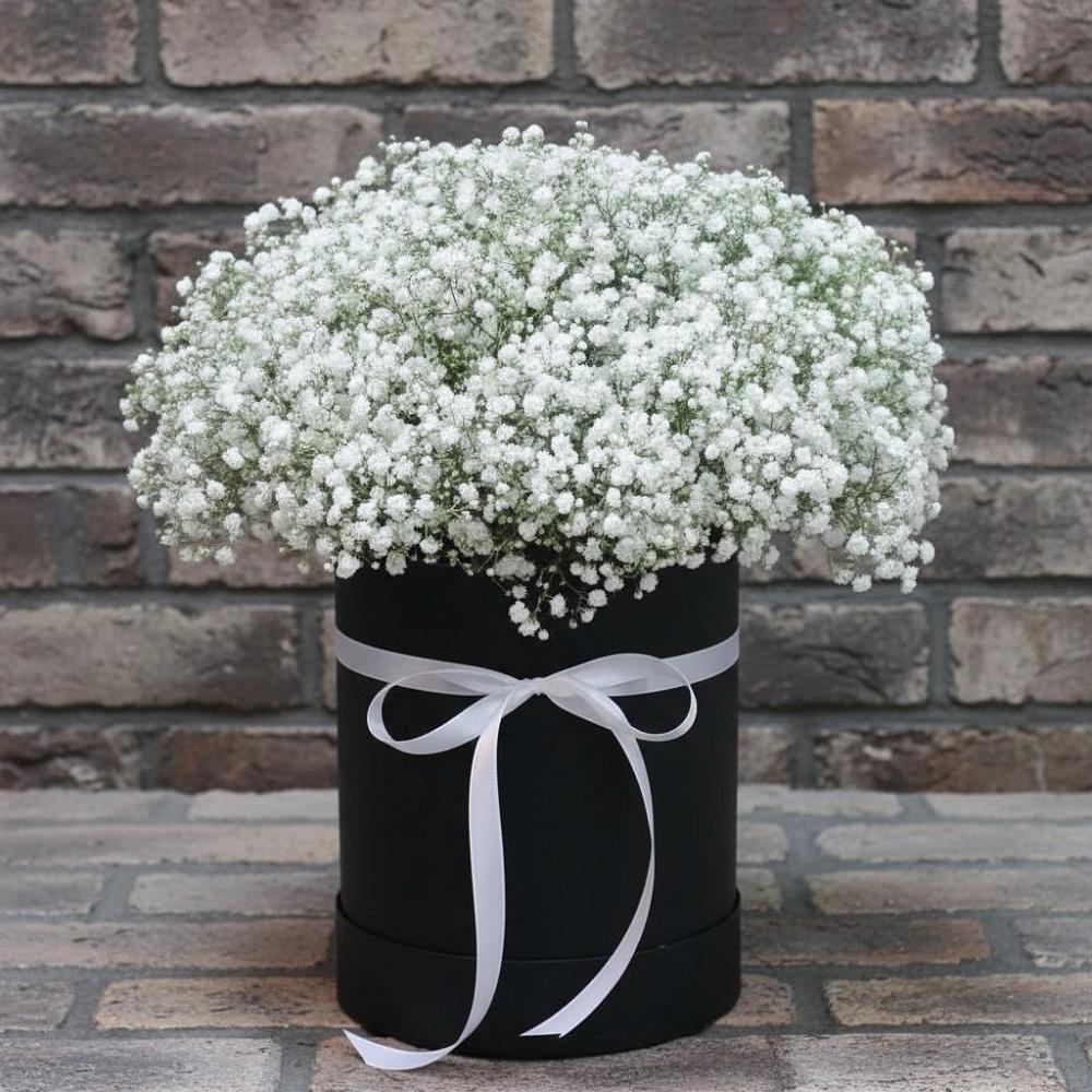 Цветочная композиция из Гипсофила в шляпной коробке в Кизляре Республики Дагестан