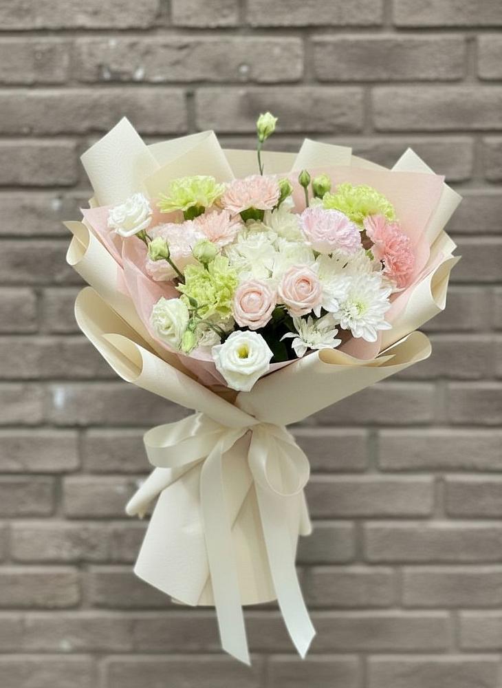 Букет цветов из: Гвоздики, Розы, Лизиантусы и Хризантемы в Кизляре Республики Дагестан