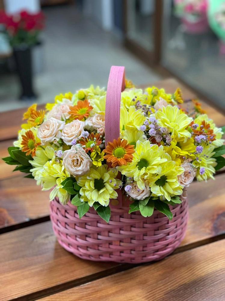 Цветочная композиция из Хризантемы и Розы в корзине в Кизляре Республики Дагестан