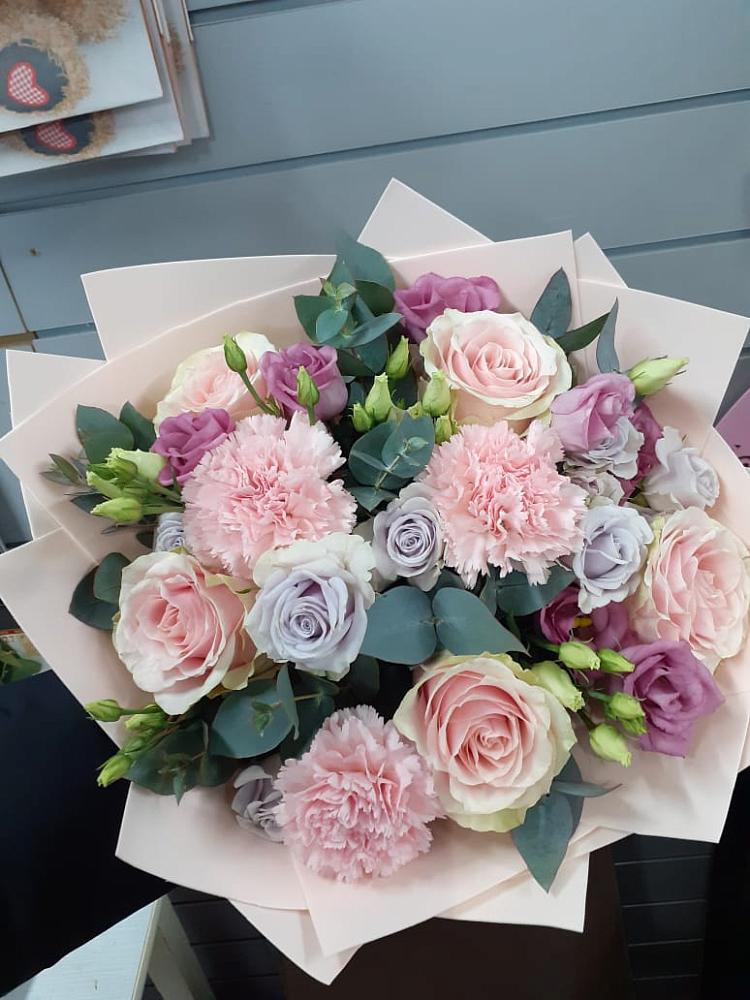 Букет цветов из: Розы, Гвоздики и Лизиантусы в Кизляре Республики Дагестан